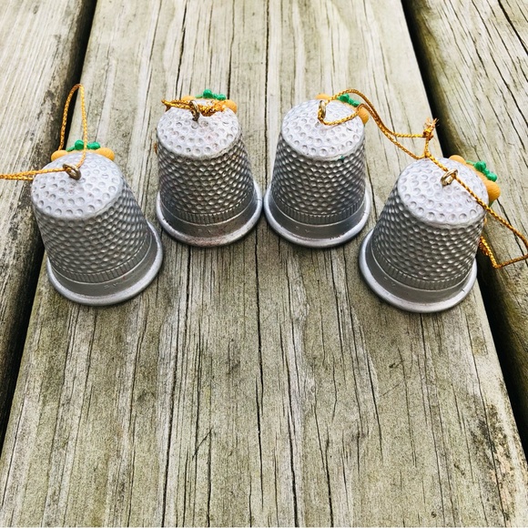 4 vintage AVON Christmas Ornaments / THIMBLE TEDDY / 1994 Gift Collection - Picture 3 of 4